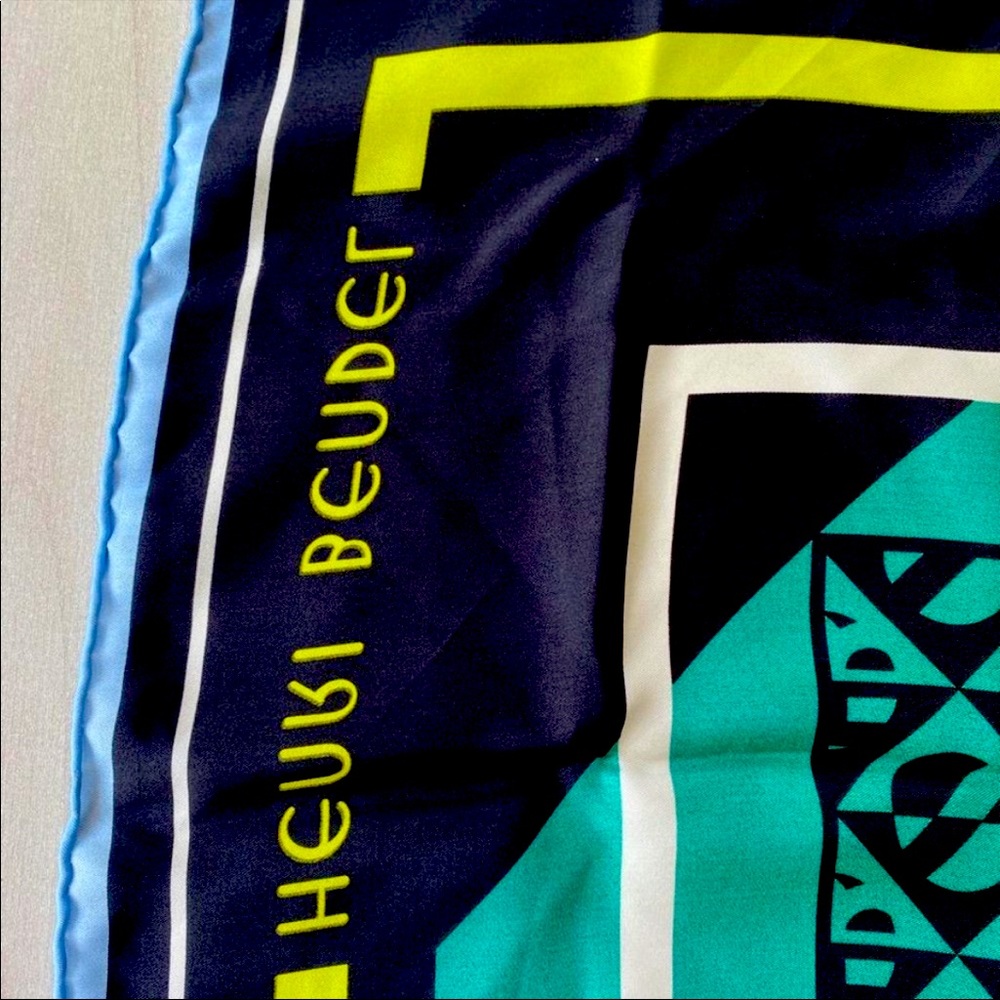 🌟Henri Bendel Large Silk Scarf
